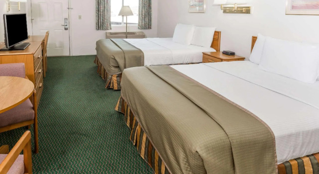 Четырёхместный номер Standard Howard Johnson by Wyndham Roseburg