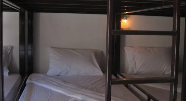 Кровать в общем номере с балконом Mickey Hostel