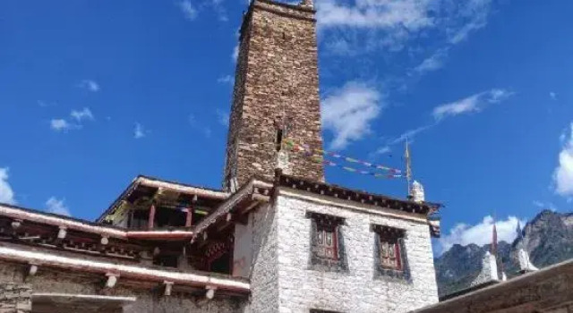 Kangbo Gudiaolou Hotel, Prenota Hotel Hotel economici a Danba