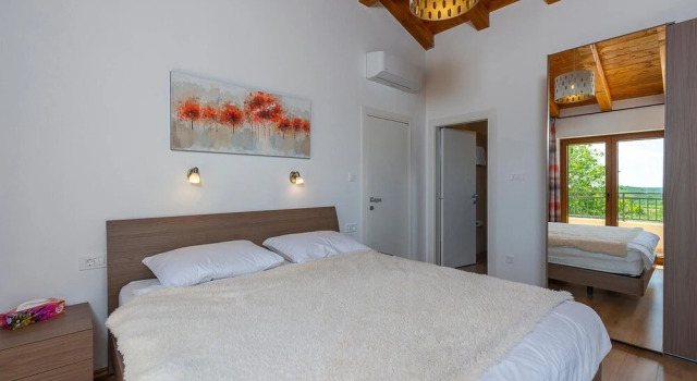 Amazing Home in Vizinada With 3 Bedrooms, Wifi and Outdoor Swimming Pool, Rezerwuj Hotel Hotele w Crklada z basenem, Basen