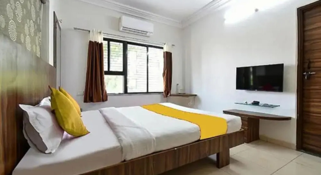 Номер Deluxe FabHotel Shangrila Elite
