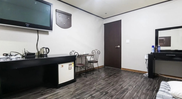 Gunsan B and B Hotel, Забронировать Отель Кунсан Чолла-Пукто, рядом с Храм Тонгукса
