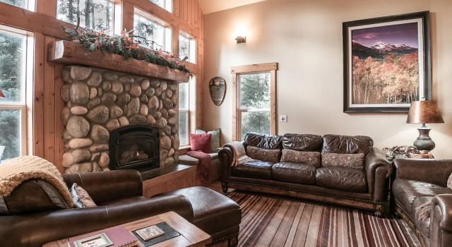 Meadow Wood Lodge in Shugart Flats, Book Feriehus Hoteller i Plain med parkering, Parkering