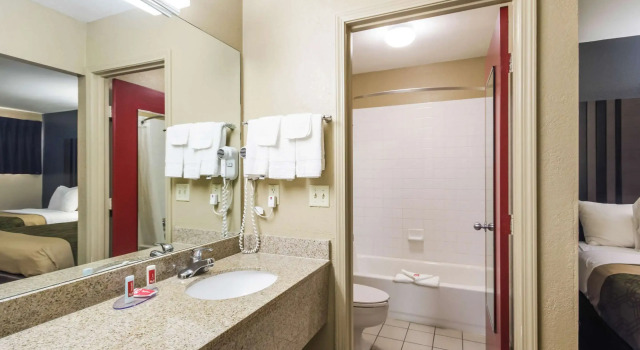 Четырёхместный номер Standard Econolodge Inn & Suites