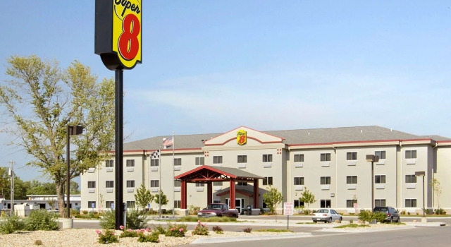 Super 8 by Wyndham Topeka at Forbes Landing, Prenota Hotel Topeka Kansas