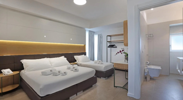 Deluxe tredobbelt værelse med altan M&F Hotel