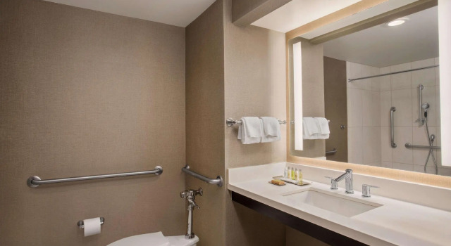 Четырёхместный номер Standard DoubleTree by Hilton Los Angeles Norwalk