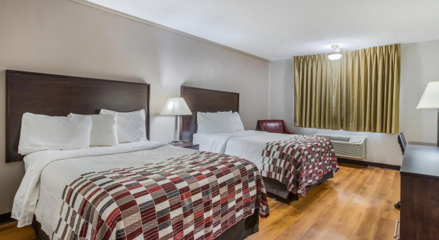Четырёхместный номер Superior Red Roof Inn Meridian