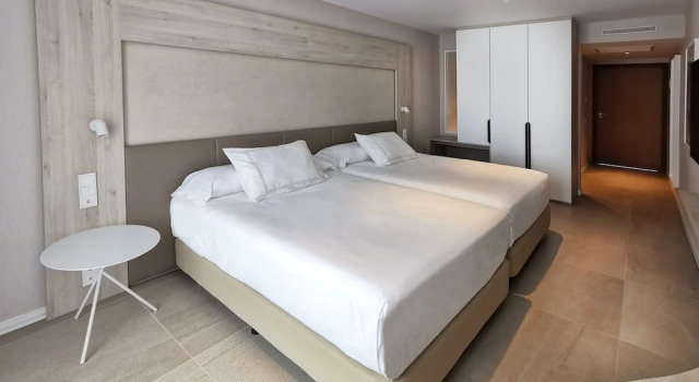 Трёхместный семейный номер Standard с балконом и с частичным видом на море Hotel & Spa Castillo de Peñíscola Sup