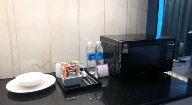 Двухместный номер Standard с балконом Stirling Suites Hotel &  Serviced Apartment