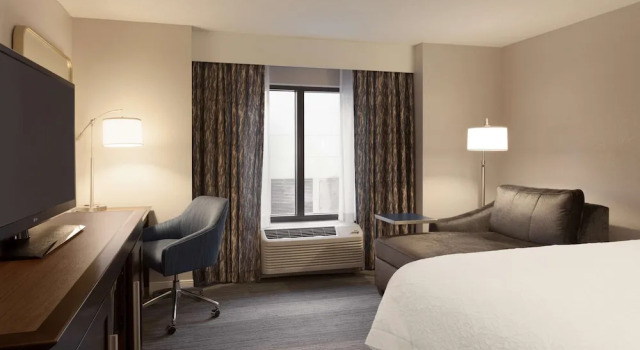 Двухместный люкс с балконом Hampton Inn & Suites Nashville-Downtown