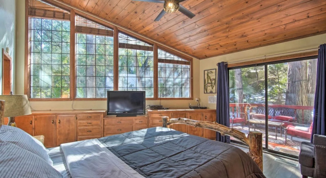 Коттедж Lake Arrowhead Family Home w/ Deck!