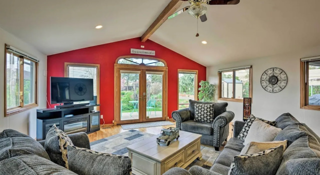 Arvada Home w/ Beautifully Landscaped Yard!, Rezervați Casă de vacanță Arvada Colorado