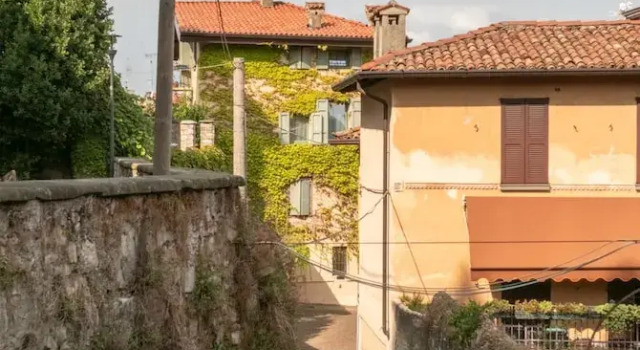 Апартаменты Aperol in Iseo With 1 Bedrooms and 1 Bathrooms