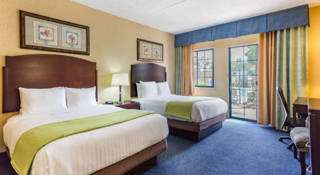 Четырёхместный люкс с видом на бассейн Days Inn & Suites by Wyndham Mesa Near Phoenix