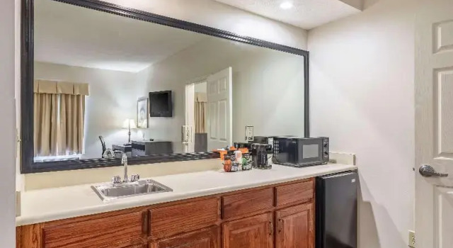 Suite Quality Inn Rome South
