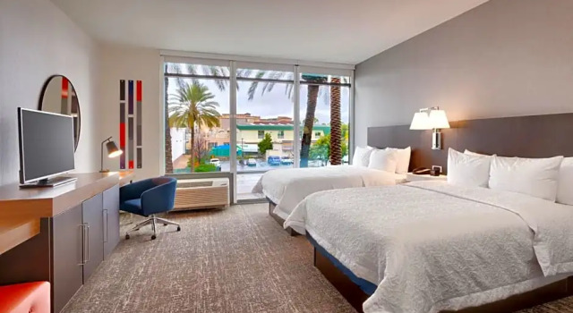 Четырёхместный номер Hampton Inn & Suites Anaheim Resort Convention Center