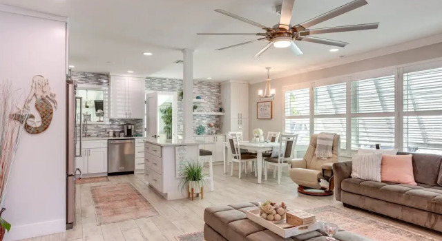Bright Home w/ Sauna & Deck: 1 Mi to Dtwn Stuart!, Buchen Sie Hotel Stuart Hutchinson Island
