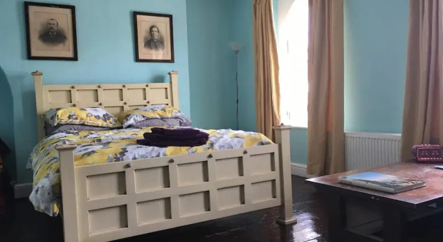 Кровать в общем номере с 6 комнатами St Nicholas Street Apartment