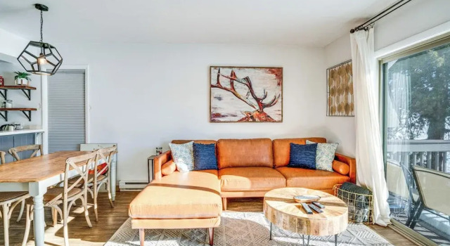 Condo w/ Balcony & Views - Steps to Ski Shuttle!, Забронировать Апартаменты/квартира Апартаменты Фрейзера, Апартаменты/квартира