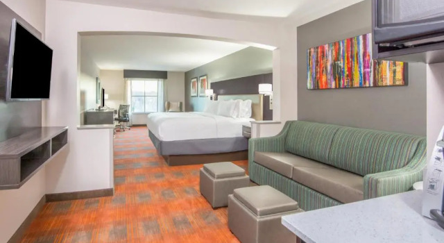 Люкс Holiday Inn Express & Suites Shawnee-Kansas City West by IHG