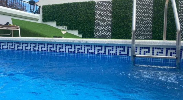 4 BR house in Benahavis Centre, Costa del Sol, Забронировать Отель Бенаавис Коста-дель-Соль, рядом с ImagiArte