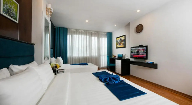 Трёхместный номер Standard с балконом Hanoi Luxor Hotel