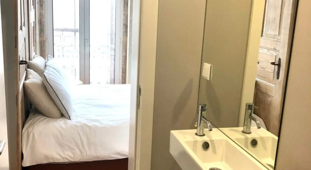 Light Cozy Studio in Bonfim with Romantic Balcony, Забронировать Отель Бонфим Порту, рядом с Театр Coliseu do Porto
