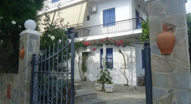 Villa Popi, Забронировать Вилла Отели Метана с парковкой, рядом с Развалины Микен, Парковка