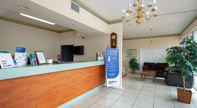 Econo Lodge Inn & Suites Clearwater Central