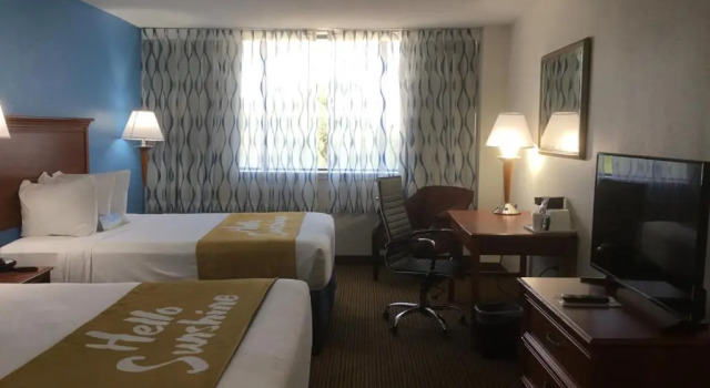 Четырёхместный номер Deluxe Days Inn & Suites by Wyndham Tallahassee Conf Center I-10