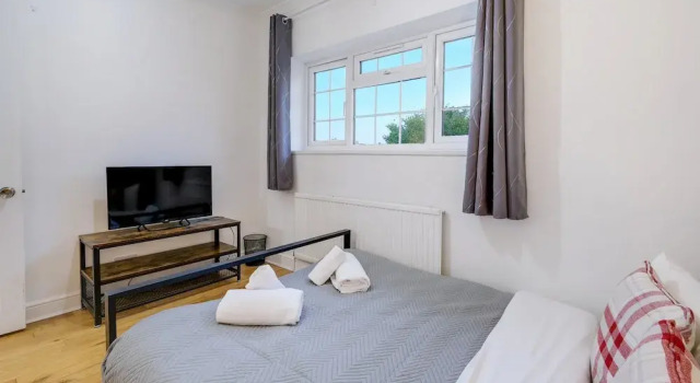 Коттедж Modern 4 Bedroom Hse Garden in Feltham