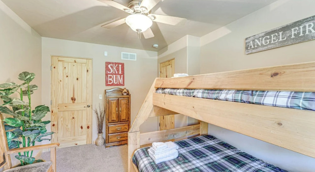 Коттедж с 3 комнатами Angel Fire Cabin Rental w/ Hot Tub & Gas Grill!