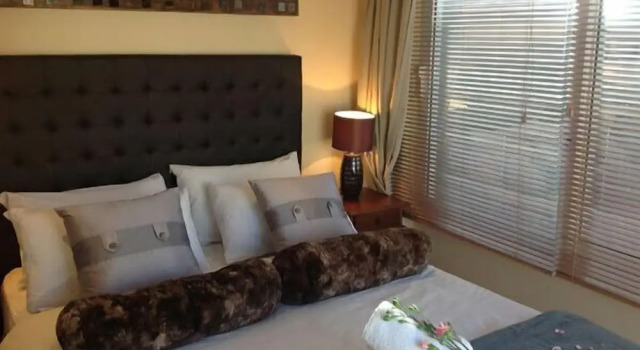 Люкс Luxury с балконом Secret Garden Guesthouse