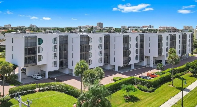 Grandview 305, Marco Island Vacation Rental 2 Bedroom Condo by Redawning, Забронировать Отель Отели Марко-Айленд с бассейном, рядом с Пляж Мэрриотт, Бассейн