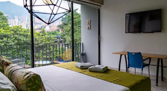 Двухместный номер Deluxe с балконом и с видом на горы Los Patios Hostel Medellin
