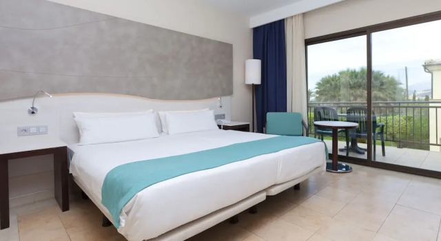 Семейный номер Standard с 2 комнатами с балконом и с видом на сад Impressive Playa Granada Golf