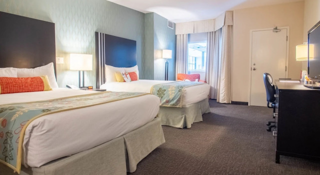 Четырёхместный номер Comfort с балконом Coast Kamloops Hotel & Conference Centre