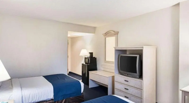 Четырёхместный номер Standard с балконом Econo Lodge Inn & Suites Rehoboth Beach