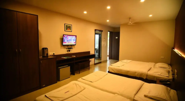 Четырёхместный номер Deluxe с балконом Hotel Campal