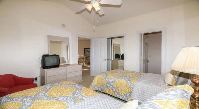 4705 Wild Iris Drive, Magnolia Place 302 by RedAwning, Забронировать Апартаменты/квартира Отели Миртл-Бич с парковкой, рядом с PineHills Palmetto at Myrtlewood Golf Club, Парковка