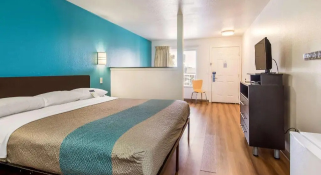Четырёхместный номер Standard Motel 6 Portland Mall - 205