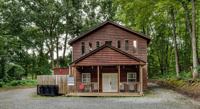 Апартаменты The Cave at Shady Woods - 1 Bedroom Studio - Walk to Downtown!