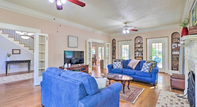 Коттедж с 4 комнатами 1920s Corsicana Home: Group Getaway Near Downtown!