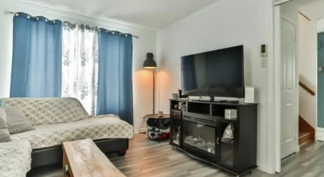 Stunning 2-bed House in Gatineau, Rezerwuj Hotel Hotele w Outaouais z parkingiem, Parking