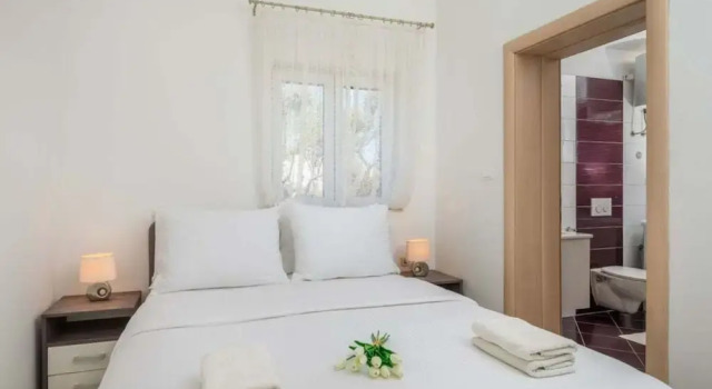 Amazing Apartment in Trogir, Забронировать Апартаменты/квартира Отели Сегет-Враница с парковкой, Парковка