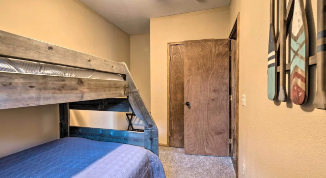 Коттедж с 3 комнатами Pet-friendly Branson West Lodge w/ Hot Tub!