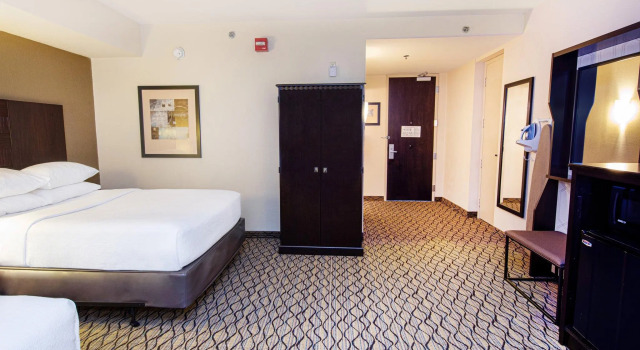 Четырёхместный номер Standard Holiday Inn St. Louis Airport West Earth City by IHG