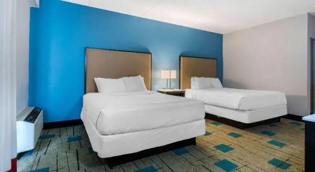 Номер Standard с балконом Hawthorn Extended Stay by Wyndham Chambersburg