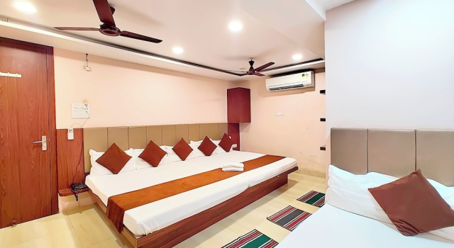 Двухместный семейный номер Standard Hotel VIMOKSHA# RESIDENCE - Near Kashi-Vishwanath-Temple-And Ganga Ghat With-Lift-Wifi- Restaurant- Paid-Parking facilities-Newly Decorated Room- A Top Rated Premium Hotel in Varanasi